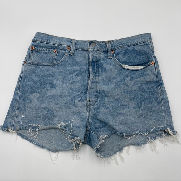Levi’s Womens 501 Button Fly Camo Print Cutoff Denim Jean Shorts Size 32 (US 14) - Picture 1 of 12
